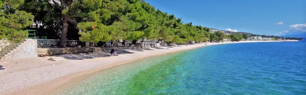 Šljunčana plaža u Tučepima uz bistro Jadransko more