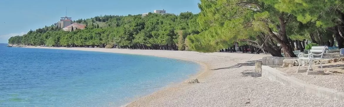 Plaža u Tučepima u hladu borova