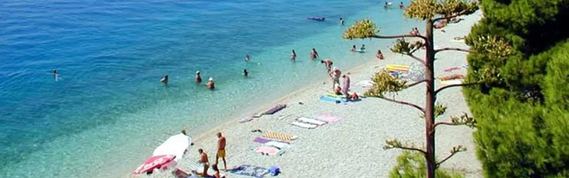 Kupanje na šljunčanoj plaži u Tučepima