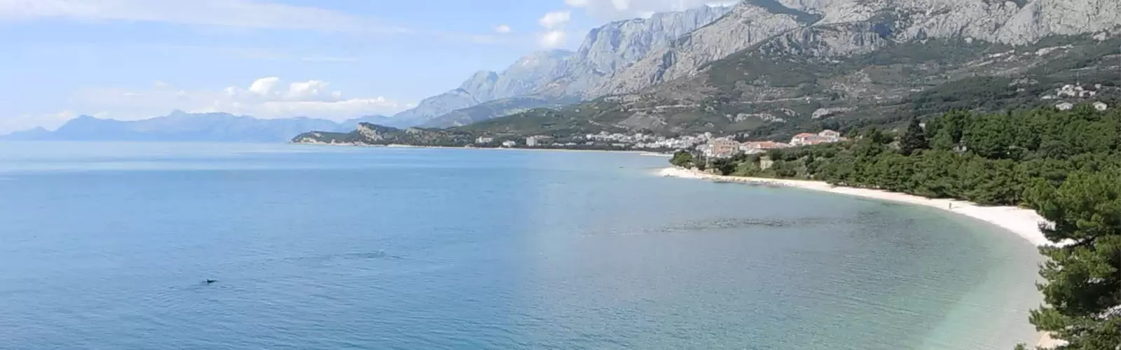 Pogled na dugu obalu Tučepa i Biokovo